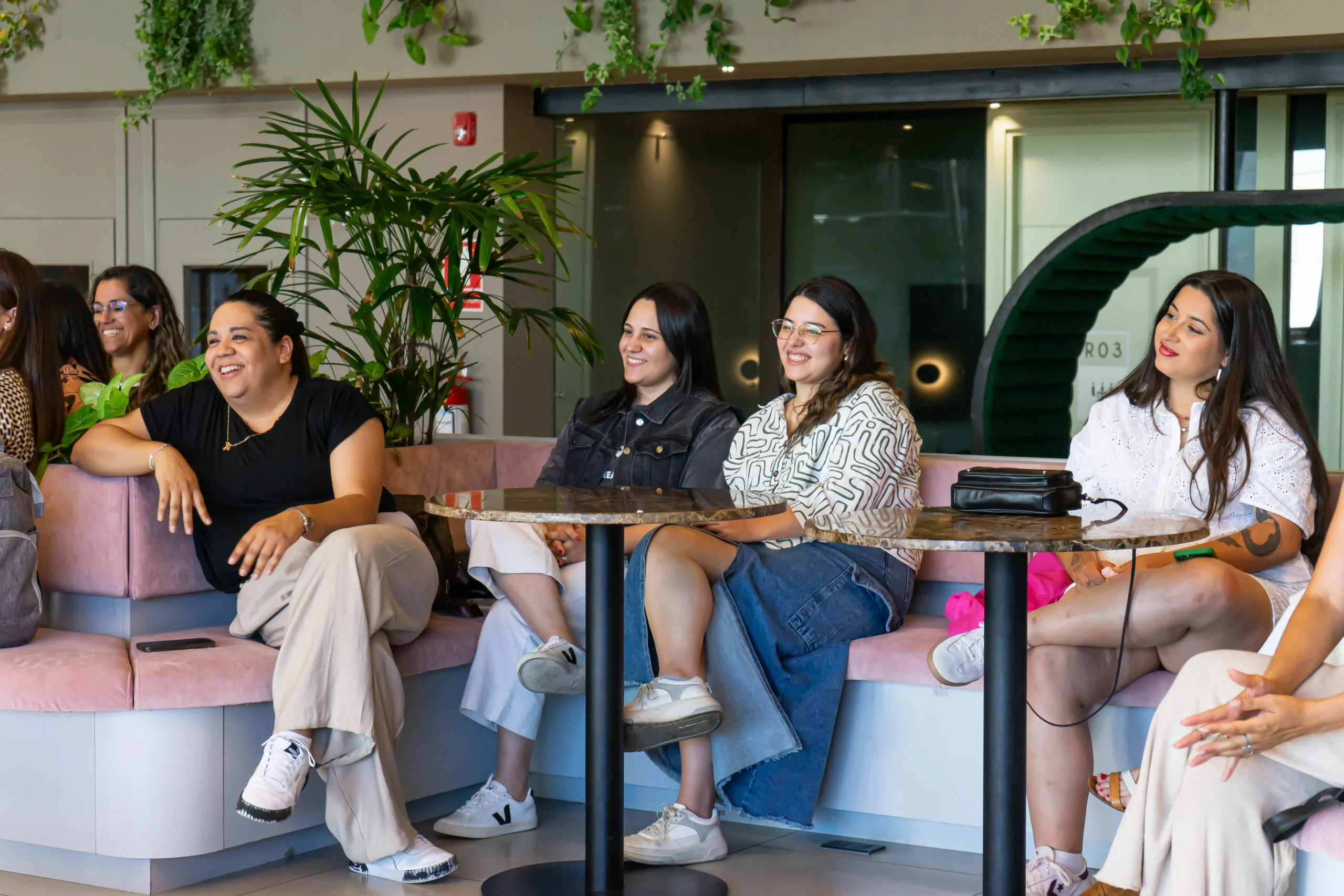 Mujeres participando en un evento de imagen personal en Montevideo.