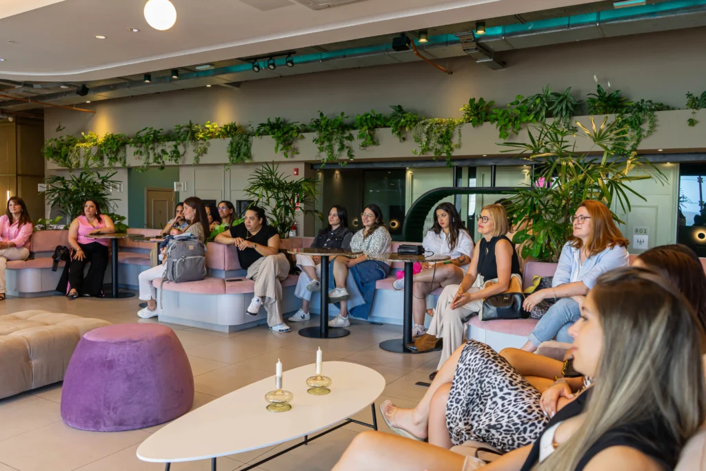 Grupo de mujeres en una masterclass sobre estilo y confianza en Uruguay.